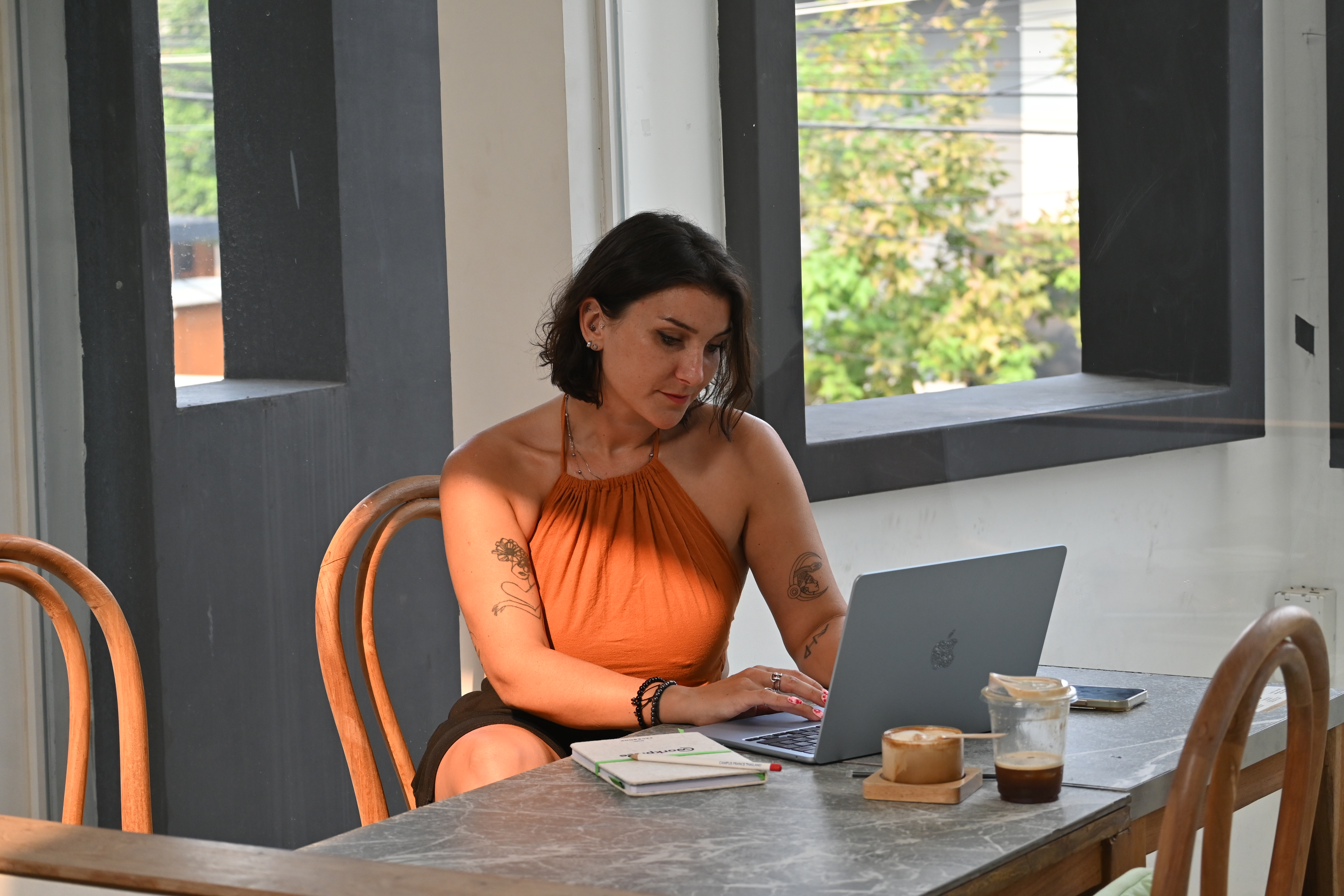Travail en café, lumière naturelle